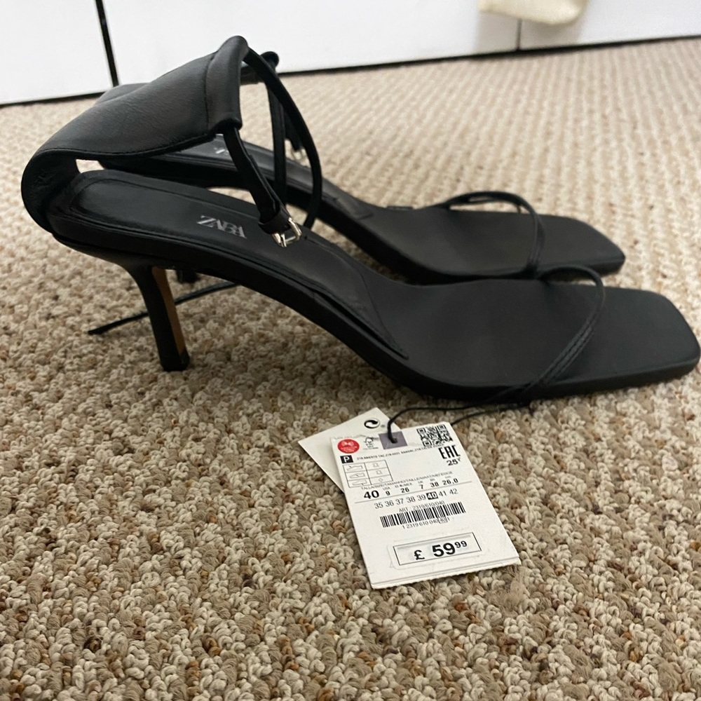Gorgeous on trend Zara size 40 shoes.